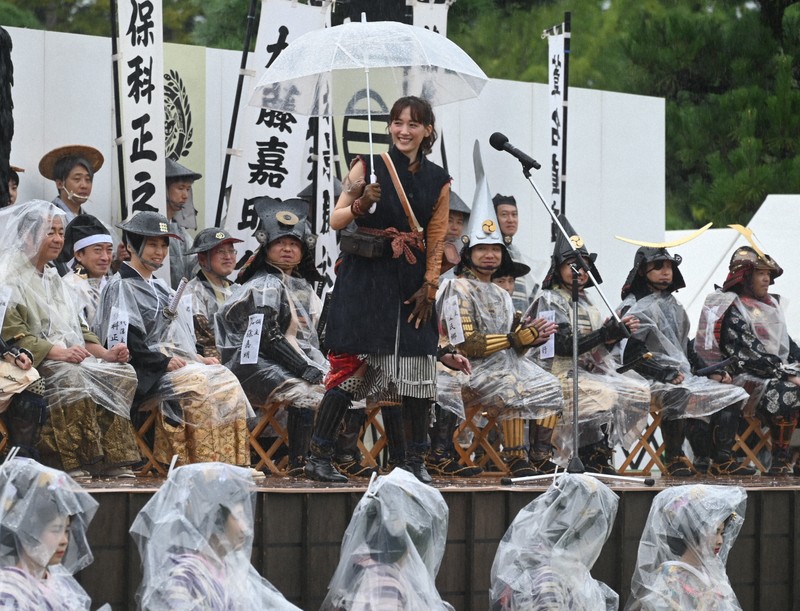 「会津まつり」に綾瀬はるかさん登場　あいにくの雨、会津弁で気遣い