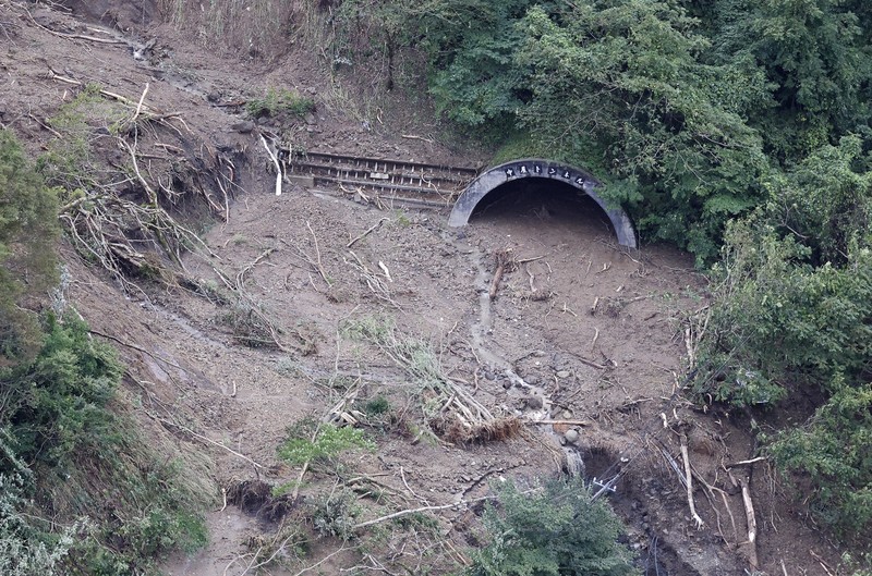 輪島の中屋トンネルに土砂流入　作業の3人が生還、同僚すすり泣き