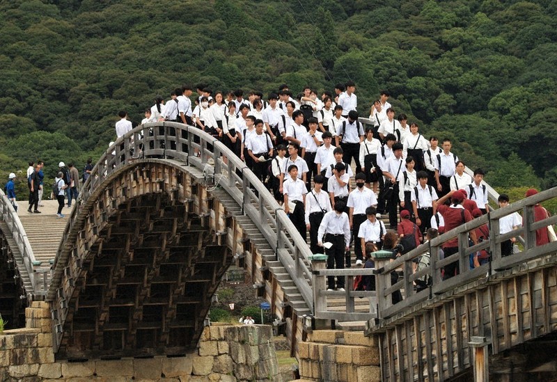 130人乗っても大丈夫　高校生が重し役、錦帯橋で強度試験　山口