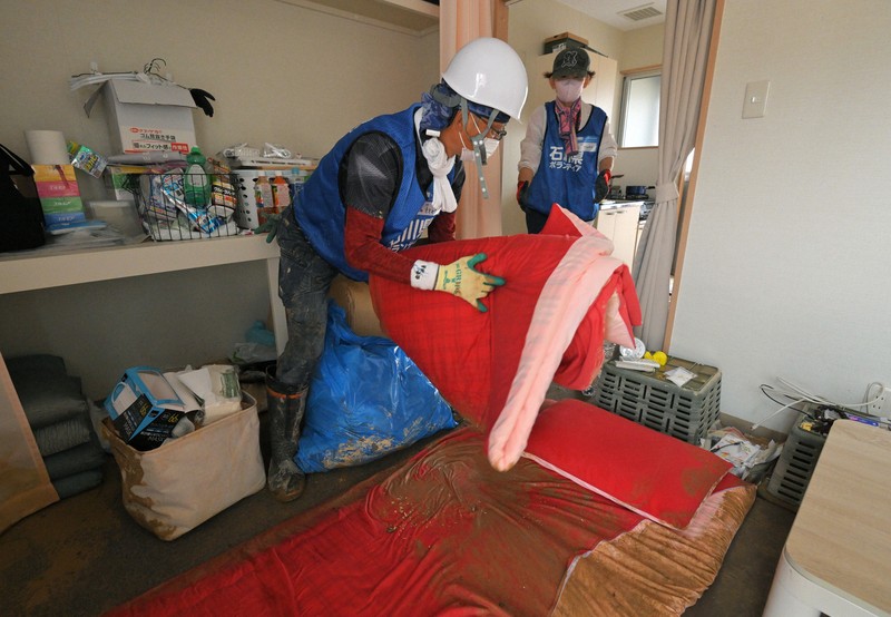 床上浸水の仮設住宅で泥かき出し　能登豪雨でボランティア活動開始