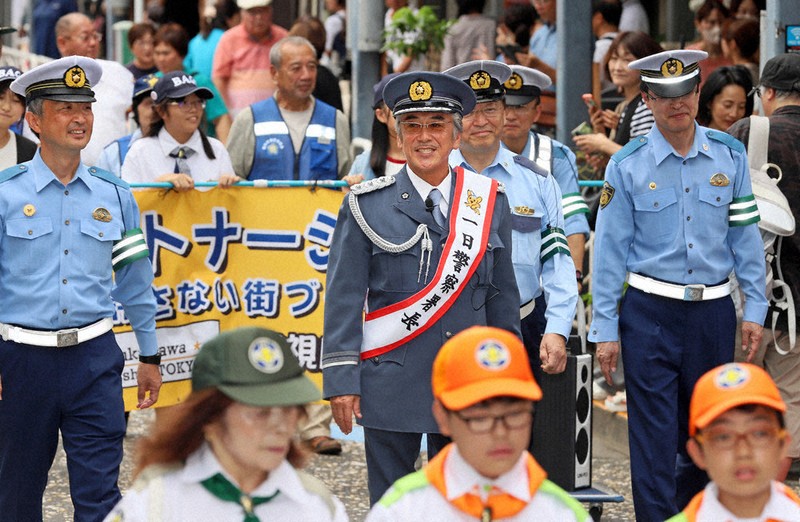 俳優の寺島進さん、地元で一日署長　パレードで交通安全呼びかけ