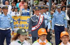 俳優の寺島進さん、地元で一日署長　パレードで交通安全呼びかけ