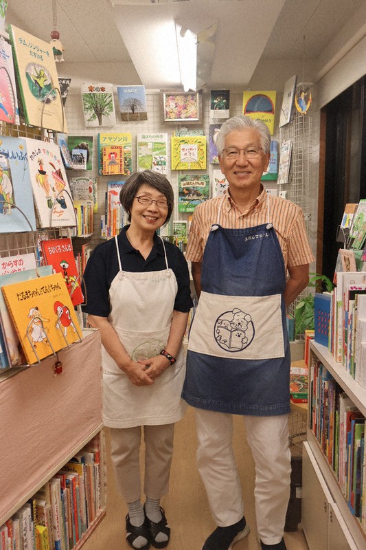 「子どもが喜びつかめる絵本屋に」　本のぬくもり届け続ける夫婦