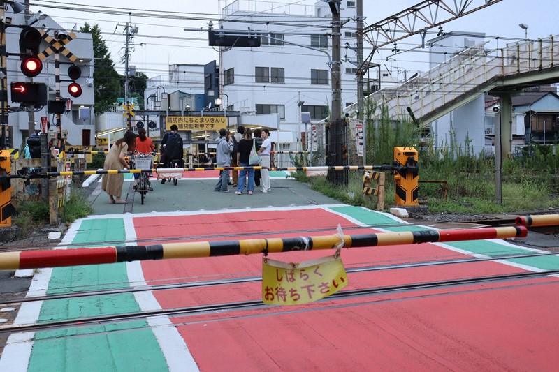 横浜・鶴見の“開かずの踏切”で死亡事故　踏切内の待避所と間違えたか