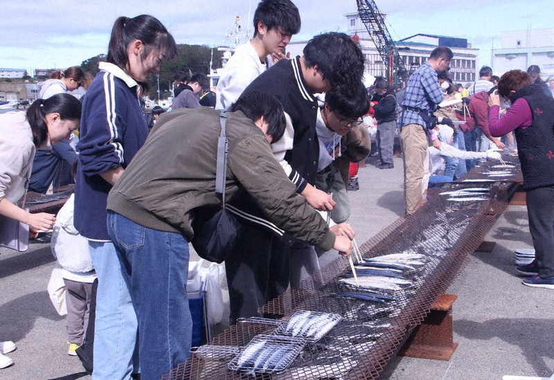 200円でサンマ食べ放題　水揚げ量日本一の根室で「さんま祭り」