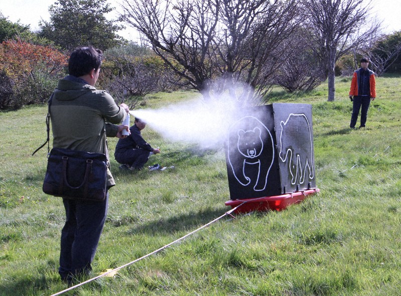 クマ撃退スプレー、使い方は　北海道・根室で初のヒグマ対応訓練