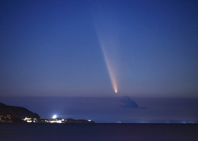 紫金山・アトラス彗星、肉眼で美しく　千葉・房総半島の夕空に白い尾