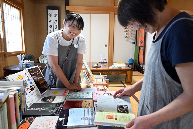 書店のない町　カフェの片隅に本を並べて　週1回の交流に笑顔