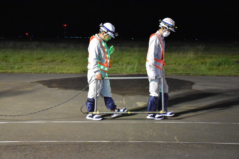 宮崎空港の不発弾爆発　国交省が磁気探査に着手、地中の金属を探知