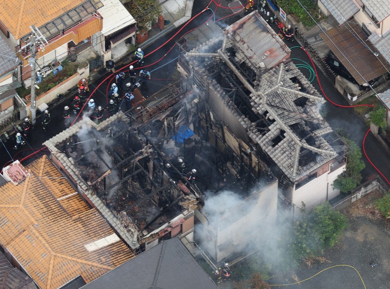 大阪・大東市で民家火災　住人3人と連絡取れず　逃げ遅れか