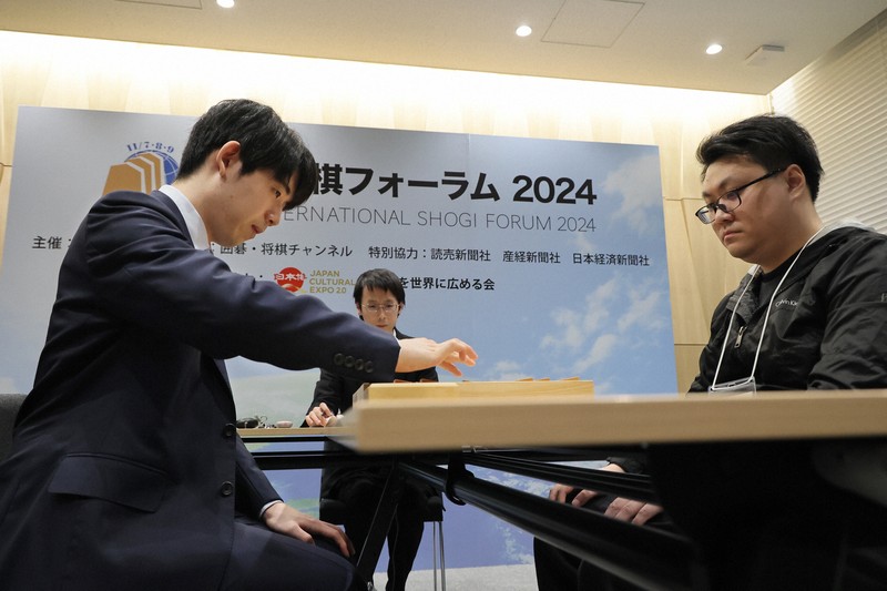 藤井聡太名人が貫禄の勝利　国際トーナメント優勝者と記念対局