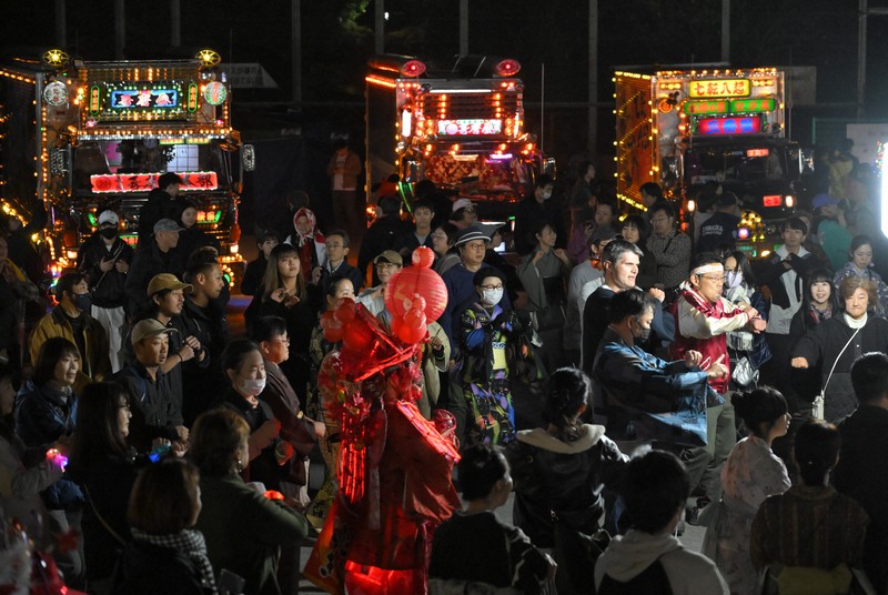 きらびやかなデコトラ囲み盆踊り　秋の夜空彩り多世代交流　東京