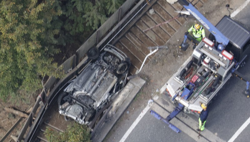 ダンプカーと乗用車、事故で道路脇に落下か　1人死亡、3人搬送　広島