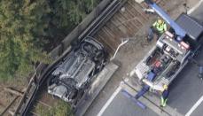 ダンプカーと乗用車が事故か　道路脇の斜面に落下、4人搬送　広島