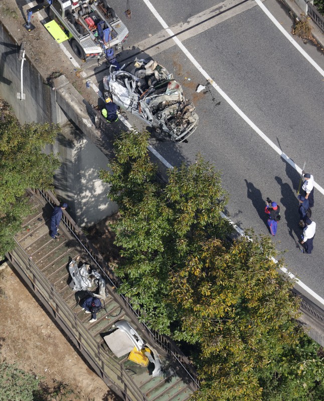 ダンプカーと乗用車が衝突し橋から落下　2人死亡、2人搬送　広島