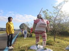 北口榛花選手、ミャクミャクずらり　和歌山でかかしの出来競う