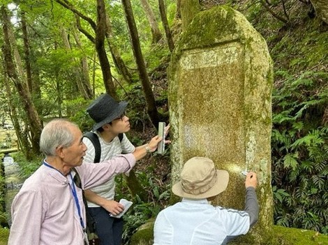 「生き物供養碑」本格調査　カエルに小アユ…琵琶湖博物館が初実施