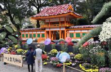 菊で楼門再現　紫式部ゆかり京都・上賀茂神社テーマ、華やかに　静岡