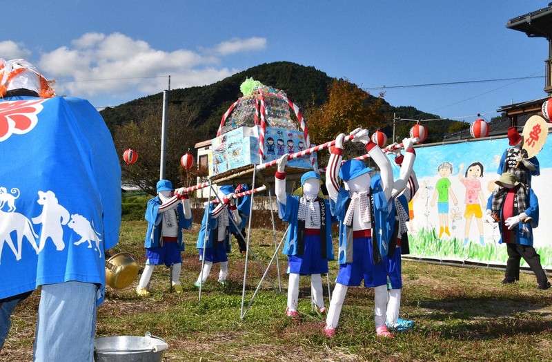 「ほっこり」ユニークなかかし勢ぞろい　笑顔絶やさぬ村の工夫　佐賀