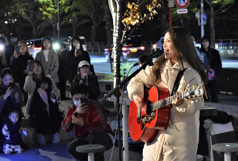 miwaさん、和歌山市でサプライズ路上ライブ　「ヒカリへ」披露