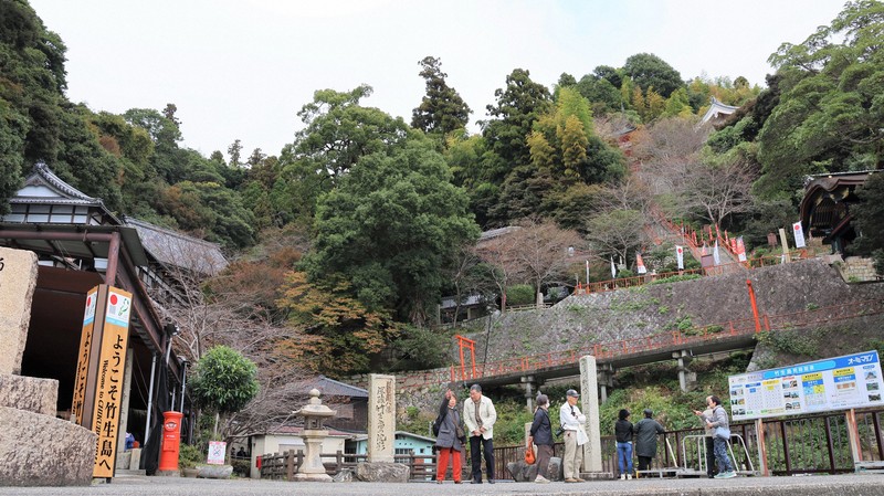 石段を上ると、そこは別世界　「自分と対話できる場」滋賀・竹生島