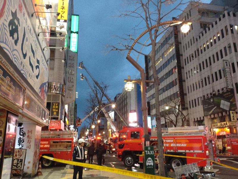 「服燃えた人が…」　札幌・ススキノ火災、人出増える夕刻に一帯騒然