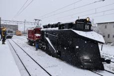 “95歳”のラッセル車、今年も現役　線路内を除雪　弘南鉄道が試運転