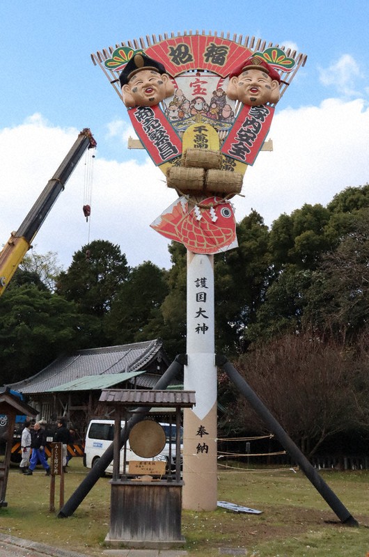 平和の祈り、天まで届け　「日本一」巨大破魔矢と大熊手を設置　大分