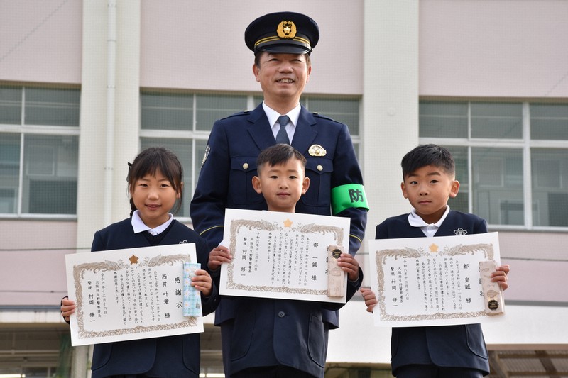 泣く園児に「大丈夫?」　小学1・2年生3人、迷子を交番まで送る