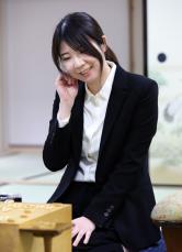 女性初の将棋プロに「王手」　西山朋佳が棋士編入試験2勝2敗に