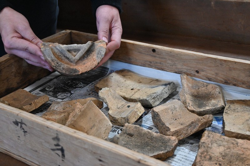 空襲で焼失の本堂の一部か　焼けた瓦、多数みつかる　宮崎・都城の寺