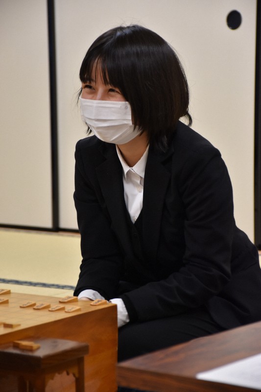 将棋の中七海女流三段、デビュー戦白星　「目の前の対局頑張りたい」