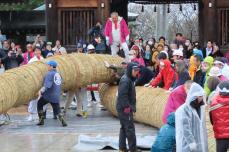 重さ3トン　50人がかりで大しめ縄掛け替え　福岡・宮地嶽神社