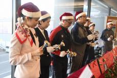 関空でクリスマス　サンタ姿でトナカイ車両、搭乗口でハンドベル演奏