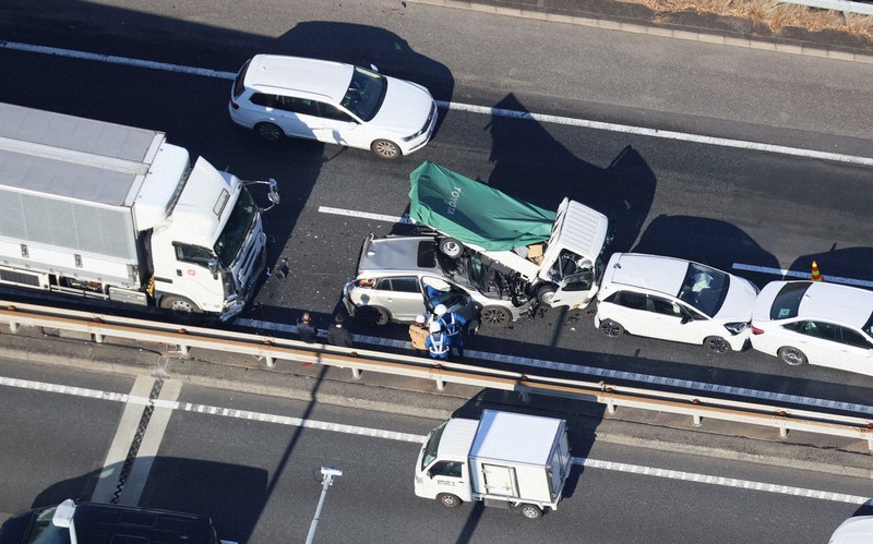 東名高速で7台絡む玉突き事故　7人軽傷　渋滞中にトラックが追突か