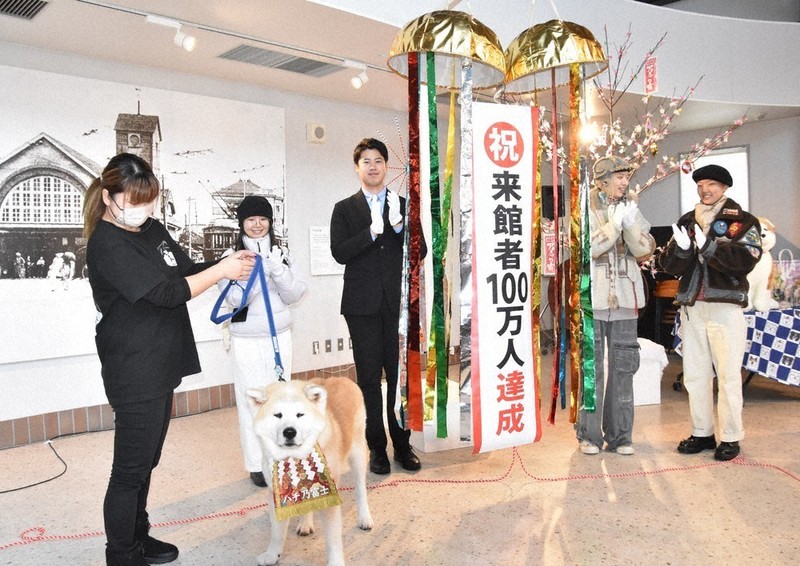 「秋田犬の里」来館者100万人達成　本物目にし「本当にかわいい」