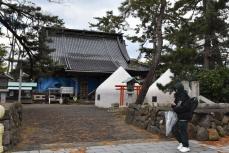 被災した神社・仏閣でも年越し準備　元日には追悼の鐘　能登