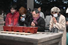 「追悼の鐘」に祈り込め　能登地震1年、輪島の寺で犠牲者悼む