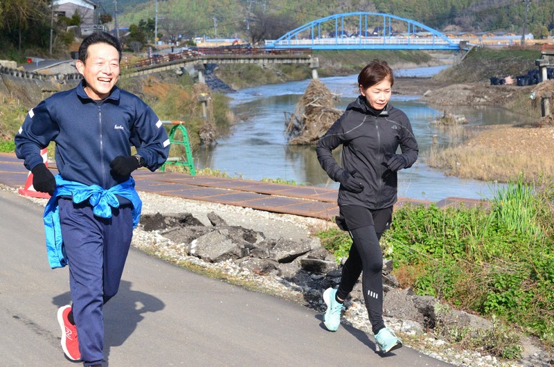 爪痕残る道を走り抜け　能登半島地震1年、石川・輪島で初走り