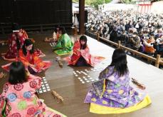 姫と童女12人、優雅な札取り　京都・八坂神社で「かるた始め式」