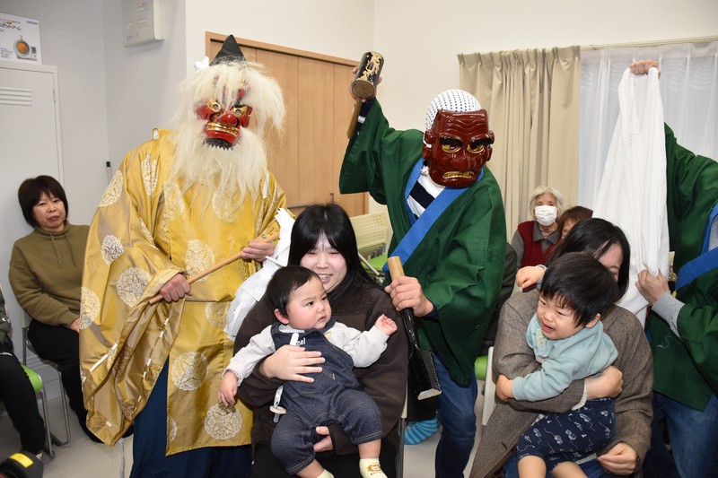 輪島の「アマメハギ」、仮設住宅回り厄払い　「たくましい子に」