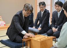 新装の東西将棋会館で初の指し初め式　名古屋には藤井聡太名人らも