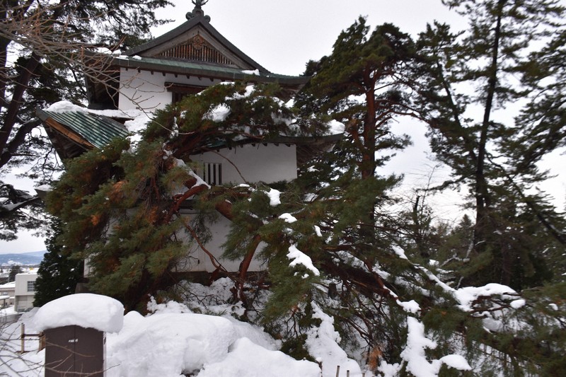 青森大雪　2人死亡、12人負傷　倒木で弘前城二の丸未申櫓損壊