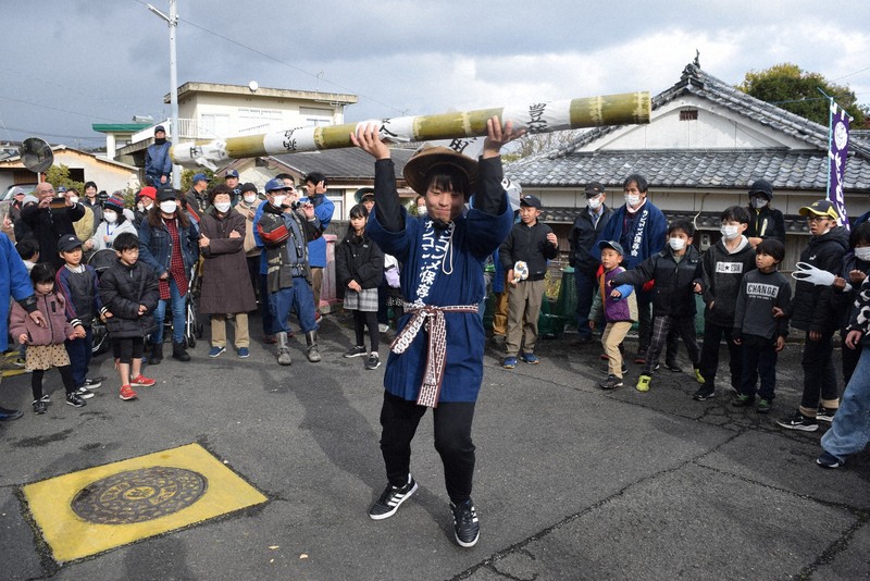 割れた竹から飛び出す硬貨　幸運祈る鹿児島の奇祭「サンコンメ」