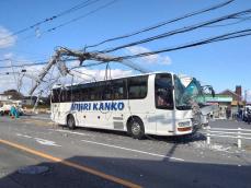 観光バスが電柱に衝突　3人軽傷、周辺で一時停電　愛知・半田