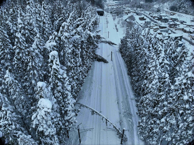 日本海側を中心に広範囲で雪　新幹線や空の便、影響は?