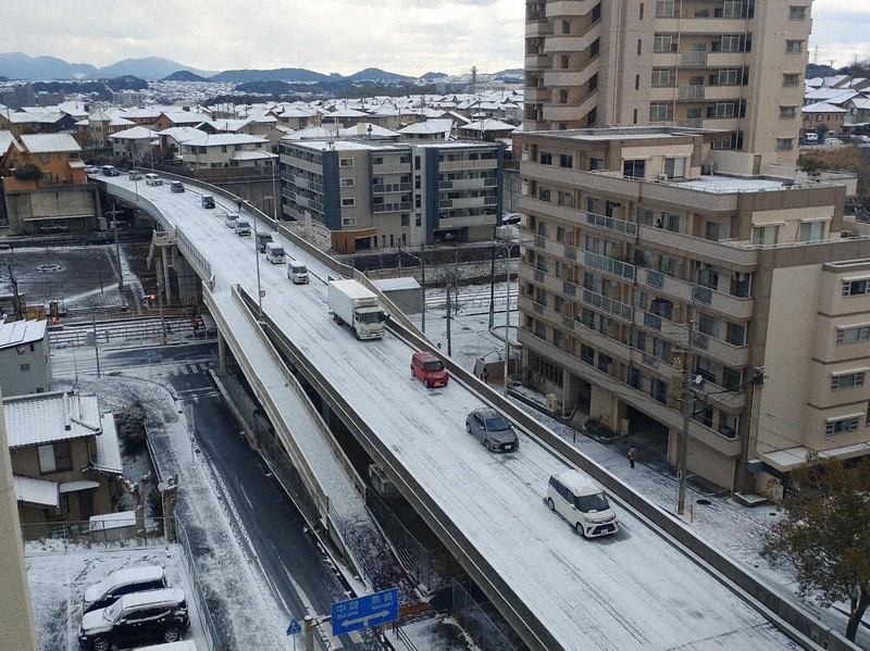 北九州市内の高架で車が一時立ち往生　路面凍結の影響か