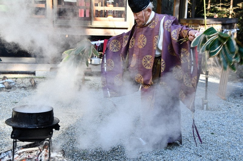 ササの葉に白い湯気、邪を除く　1年の安全祈る探湯神事　三重・伊賀