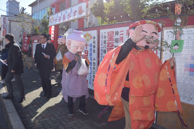 十日えびすで商売繁盛　鹿児島で紅白餅配る「七福神パレード」も