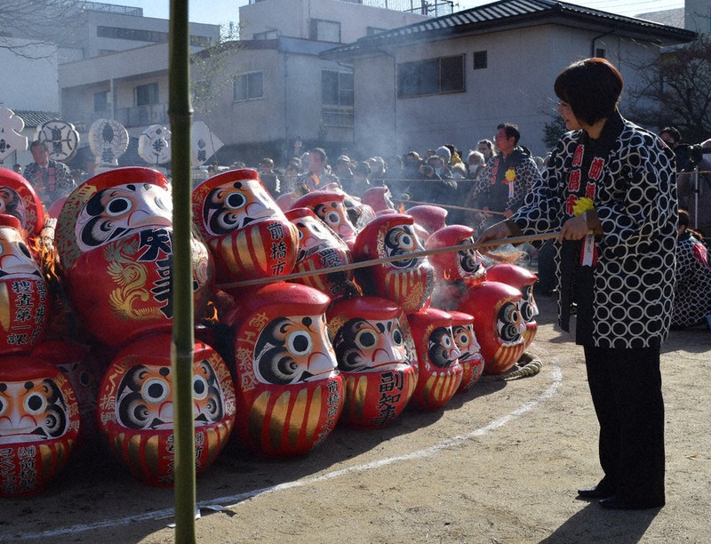 「祖父も父も毎年」　400年続く前橋初市、縁起物求めにぎわう